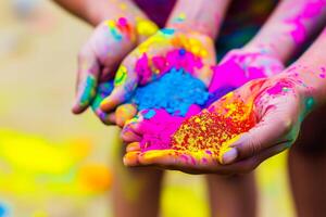 ai generiert Hände, Palmen von Menschen bedeckt mit bunt Farben beim das heilig Festival von Indien foto