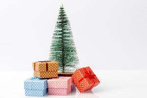 Weihnachten Grün Hintergrund mit Geschenke auf ein Weiß Hintergrund foto