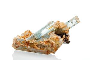 Makro Mineral Stein Aquamarin auf ein Weiß Hintergrund foto