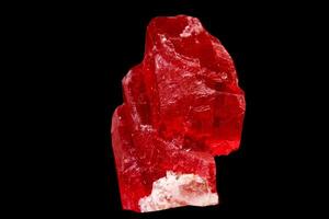 Makro Mineral Stein Rhodochrosit auf ein schwarz Hintergrund foto