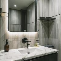 ai generiert Innere von Badezimmer mit sinken Becken Wasserhahn und Spiegel. modern Design von Badezimmer foto