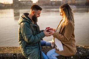 Frau geben die Geschenke zu ihr Mann während Sie genießen Ausgaben Zeit zusammen draussen. foto