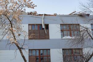 das Konsequenzen von das Katastrophe, das Gebäude litt von ein Explosion, gebrochen Fenster, das Dach fällen. foto