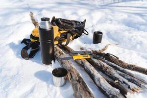 Camping Ausrüstung zum ein Winter Wanderung, Thermosflasche, Messer, Rucksack. Überleben im das Winter Wald, Bushcraft, Frost und Schnee. foto