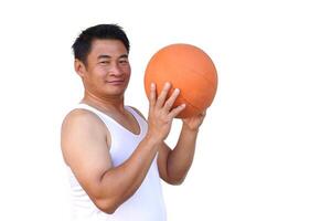 gut aussehend asiatisch Mann hält Orange Basketball, isoliert auf Weiß Hintergrund. Konzept, Übung zum Gesundheit. gesund Lebensstil. Sport Ausrüstung. Arbeit aus macht stark von Körper. foto