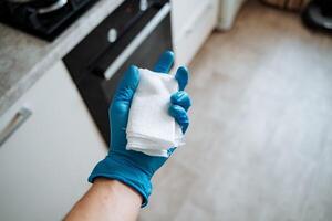 ein Weiß Lappen ruht im seine Hand. Feuchtigkeit Stoff mit Reinigung Agent. Reinigung das Haus. Reinigung Service. foto