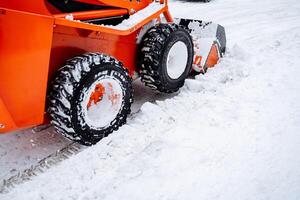 ein Traktor reinigt Schnee im das Stadt. Clearing das Straße von Schnee nach ein Schneesturm. ufa Russland. sauber Straßen. Winter im das Stadt. foto