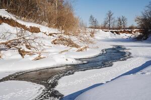 öffnen Wasser auf das Fluss, Eis geschmolzen im das Sonne, Frühling warm Wetter. Winter Landschaft. foto