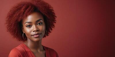 ai generiert Foto von ein zufrieden afrikanisch amerikanisch Frau Modell- mit ein rot Haar isoliert auf ein eben verschwommen rot Hintergrund mit Kopieren Raum Banner Vorlage. ai generiert