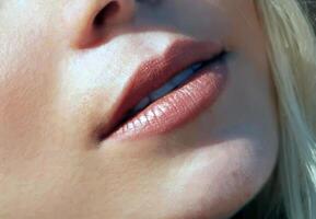 sexy Lippen schließen Aussicht Foto, weiblich Lippen mit Lippenstift Nahansicht Hintergrund, Gesicht Detail Porträt foto