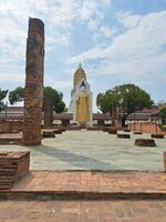 Stehen Buddha Statue im thailändisch Tempel foto