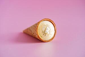 Bitcoin Münze im ein Waffel Horn. ein ungewöhnlich stilisiert Foto von Kryptowährung. Neu Wege zu machen Geld. investieren im Kryptowährung