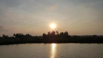 das Sonnenuntergang können Sein gesehen im das Nachmittag und Sie können sehen es ist Betrachtung im das Teich Wasser, das Licht ist Ja wirklich sehr schön foto