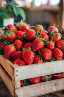 ai generiert reif rot Erdbeeren im hölzern Kiste foto