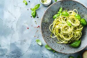 ai generiert Zucchini Nudeln mit Pesto foto