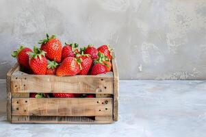 ai generiert reif rot Erdbeeren im hölzern Kiste foto