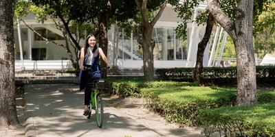 asiatisch Geschäftsfrau im Fahrrad gehen zu Arbeit beim Büro. Fahrrad pendeln, glücklich Geschäftsfrau mit Öko Transport, Konzept von Öko Lebensstil foto