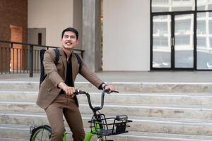 das Geschäftsmann Öko freundlich Transport, Radfahren durch das Stadt Alleen zu gehen zu arbeiten. nachhaltig Lebensstil Konzept foto