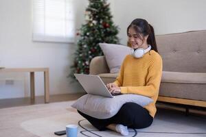 zurück zu lernen. glücklich Schüler tun ihr Arbeit beim Zuhause auf Laptop im ein Leben Zimmer foto