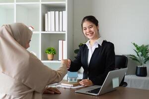 echt Zustand Agent zittern Hand mit arabisch Muslim Kunde nach Vertrag Unterschrift foto