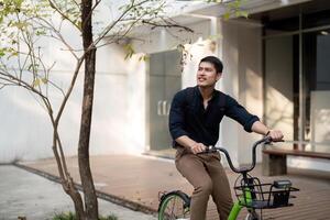 Geschäftsmann und Fahrrad im Stadt zu Arbeit mit Öko freundlich Transport. glücklich Geschäftsmann Fachmann Reiten ein Fahrrad im städtisch Straße foto