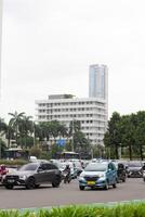 das Bereich um bundaran Hallo im Jakarta Erfahrungen hoch Dichte, mit Öffentlichkeit Transport, Straße Anbieter, und Arbeitskräfte Vorbeigehen durch, Jakarta, Indonesien, Januar 12 2022 foto