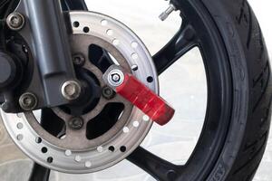 Sicherheit Schlösser oder Vorhängeschloss zum Motorräder montiert auf Motorrad Bremse Scheiben foto