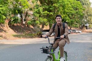 das Geschäftsmann Öko freundlich Transport, Radfahren durch das Stadt Alleen zu gehen zu arbeiten. nachhaltig Lebensstil Konzept foto