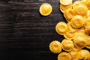 Kochen italienischer Ravioli auf Holztisch. Draufsicht mit Kopienraum. foto