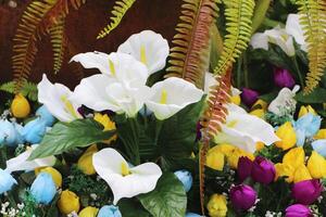 Lilly, Tulpe und Farne im Garten. Stoff Blume und Plastik Blatt. foto