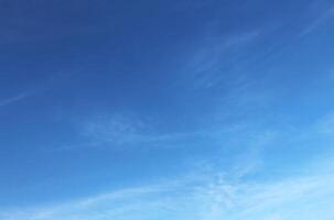 blauer Himmel mit weißen Wolken. foto