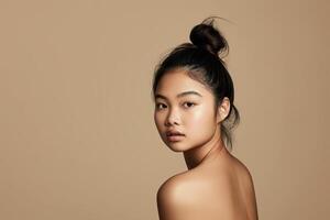 ai generiert Porträt von ein jung asiatisch Frau mit gebunden Haar auf ihr Kopf und nackt Schultern auf ein Beige Hintergrund foto