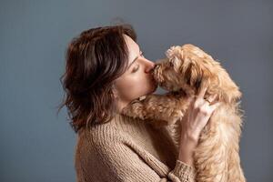 Mädchen Küsse ihr Hund, nehmen Pflege von Haustiere foto