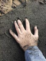 Kind spielen im das Sand auf das Strand foto