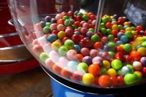 lecker bunt Gummibälle im ein Jahrgang Kaugummi Maschine foto