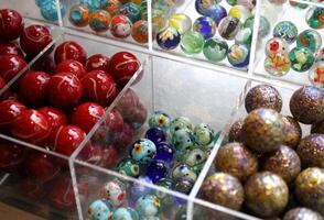 bunt Glas Murmeln im Behälter beim ein Geschenk Geschäft foto