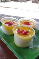 Milch Pudding mit Obst Belag foto