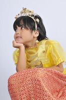ein 10 Jahr alt indonesisch Mädchen tragen traditionell Kleider von palembang foto