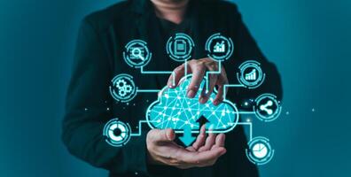 Mann halten Symbol Wolke Computing Diagramm Show auf Hand. Daten storage.cloud Technologie.sicher Backup und Konsistenz Vernetzung und Internet Bedienung Konzept.Umsetzung Lager Technologie im Geschäft foto