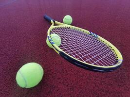 Tennis Schläger und Ball auf ein schwer Tennis Gericht foto