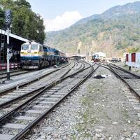 Aussicht von Zug Eisenbahn Spuren von das Mitte während tagsüber beim kathgodam Eisenbahn Bahnhof im Indien, Zug Eisenbahn Spur Sicht, indisch Eisenbahn Kreuzung, schwer Industrie foto