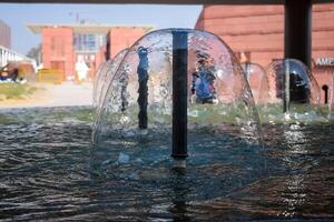 Brunnen im das Komplex von Bharat Mandapam formal bekannt wie pragati Maidan im Delhi Indien, Arbeiten Brunnen im das Bharat Mandapam Komplex, Wasser im das Brunnen, Brunnen im das Bharat Mandapam Park foto