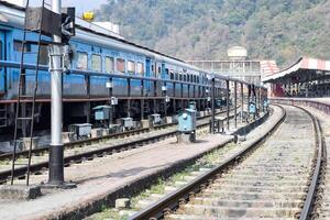 Aussicht von Zug Eisenbahn Spuren von das Mitte während tagsüber beim kathgodam Eisenbahn Bahnhof im Indien, Zug Eisenbahn Spur Sicht, indisch Eisenbahn Kreuzung, schwer Industrie foto