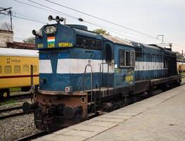 Amritsar, Indien, Februar 03 2024 - - indisch Zug elektrisch Lokomotive Motor beim Amritsar Eisenbahn Bahnhof während das Tag Zeit, Amritsar shatabdi Zug elektrisch Lokomotive Motor foto