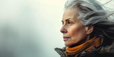 ai generiert ein Alten Frau mit ein grau Haar, ein dunkel Pullover, mit ein Tasche im ihr Hände, fröhlich Schritte nach vorne mit ein Lächeln foto