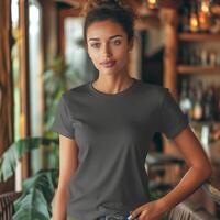 ai generiert zuversichtlich jung Frau Modellieren ein beiläufig grau T-Shirt Attrappe, Lehrmodell, Simulation drinnen. foto
