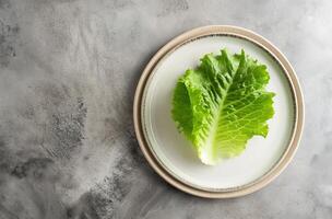 ai generiert Grüner Salat Blatt auf Keramik Teller foto