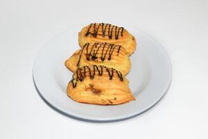 Schokolade Eclairs mit Glasur. traditionell Französisch Nachtisch. foto