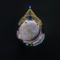 Neu Jahr winzig Planet mit Weihnachten Baum. kugelförmig Antenne 360 Panorama Nacht Aussicht auf festlich Platz mit Erleuchtung im bilden von Zelt foto