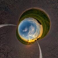 Blau Loch Kugel wenig Planet Innerhalb aspalt Oberfläche runden Rahmen Hintergrund foto